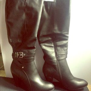 Knee cut heeled boots
